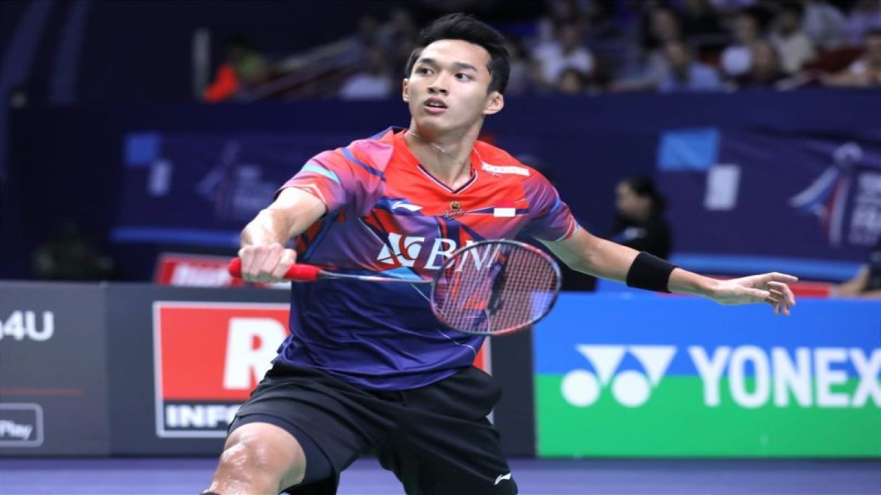Jonatan Christie terpaksa mundur dari pertandingan saat melakoni laga babak perempat final French Open 2022 karena mengalami cedera engkel kaki kanan di Paris, Jumat (28/10/2022). (ANTARA/HO-PP PBSI)