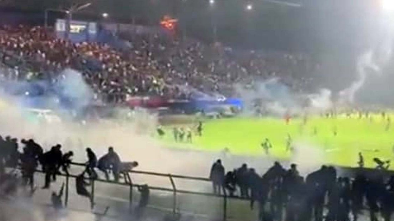 Suasana di stadion Kanjuruhan saat gas air mata ditembakkan.