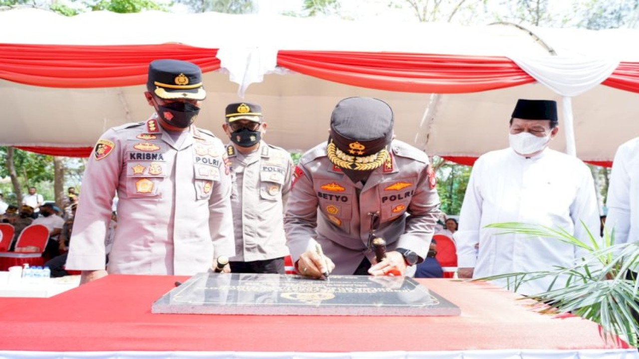 Kapolda NTT saat penandatanganan prasasti tanda kenaikan tipe Polres Kupang Kota menjadi Polresta Kupang Kota. Foto (Humas Polda NTT)