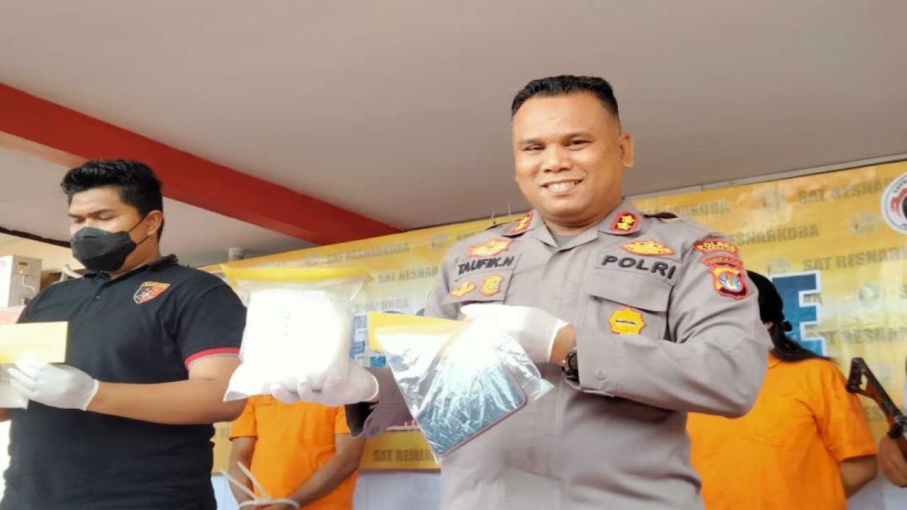 Kapolres Tarakan, AKBP Taufik Nurmandia bersama Kasatreskoba Polres Balikpapan Ipda Dien Fahrur Romadhoni saat rilis sabu seberat 981,43 gram dengan tiga tersangka. ANTARA/Susylo Asmalyah.