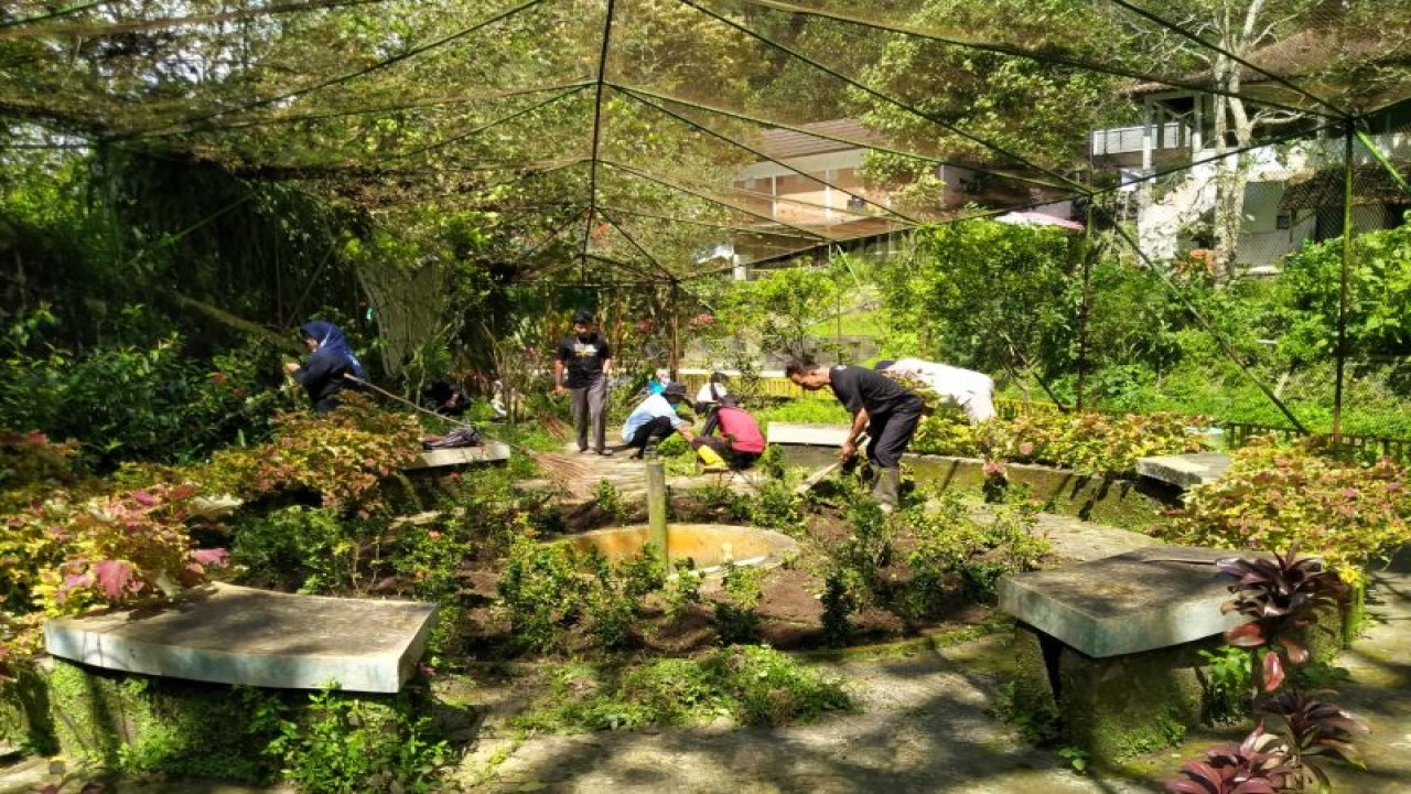 Karyawan dan karyawan Dinas Pariwisata Sleman bersama para pengelola destinasi, pokdarwis, para pedagang dan pelaku usaha jasa wisata serta masyarakat yang berada dikawasan destinasi wisata Tlogo Putri Kaliurang melakukan kegiatan Jumat Bersih, Jumat (28/10/22). ANTARA/HO-Dinas Pariwisata Sleman