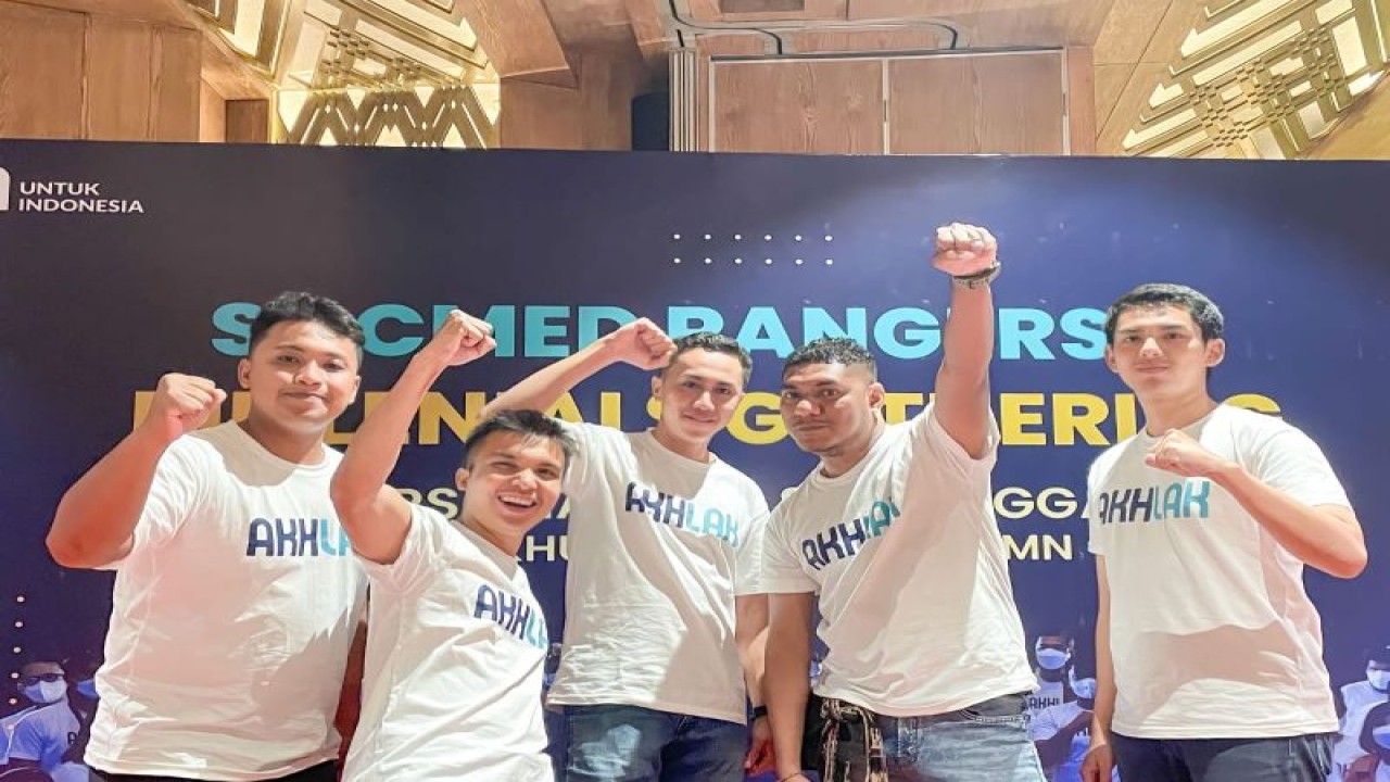 Sejumlah kaum Millenial berpose saat kegiatan Millenials Gathering di Labuan Bajo. ANTARA/Ho-Humas ASDP