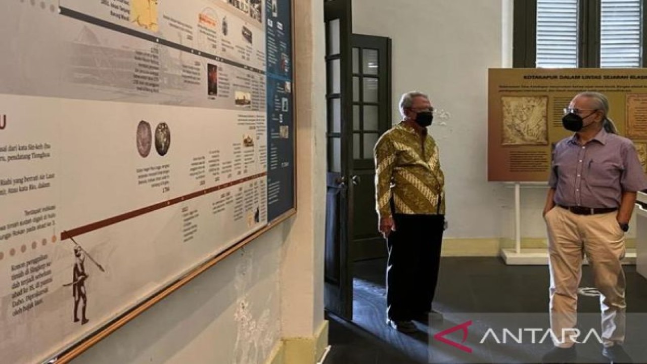 Keluarga korban Perang Dunia II melihat sejarah pertimahan dan peristiwa PD II di Museum Timah Indonesia Muntok, Kabupaten Bangka Barat. Provinsi Babel, Kamis (13/10/2022) FOTO ANTARA/HO-Humas PT Timah Tbk