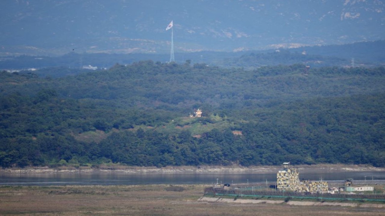 Pos penjagaan Korea Selatan dan Korea Utara saling berhadapan saat bendera nasional Korsel berkibar dalam gambar yang diambil dari Unification Observation Platform, dekat zona demiliterisasi yang memisahkan kedua Korea di Paju, Korsel, 6 Oktober 2022. (Kim Hong-Ji/Reuters)