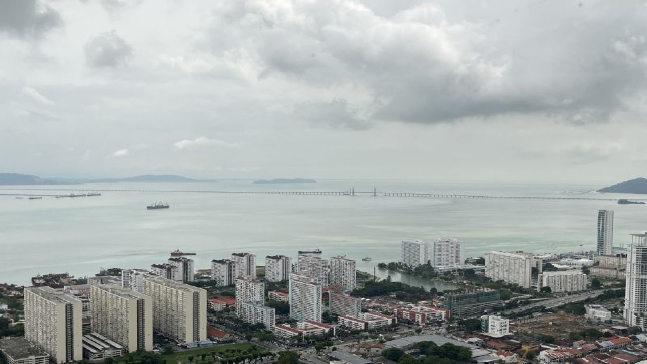 Penampakan Kota Penang yang dapat dilihat melalui lantai tertinggi The Top Penang di Pulau Pinang, Malaysia, Kamis (27/10/2022). ANTARA/M. Baqir Idrus Alatas