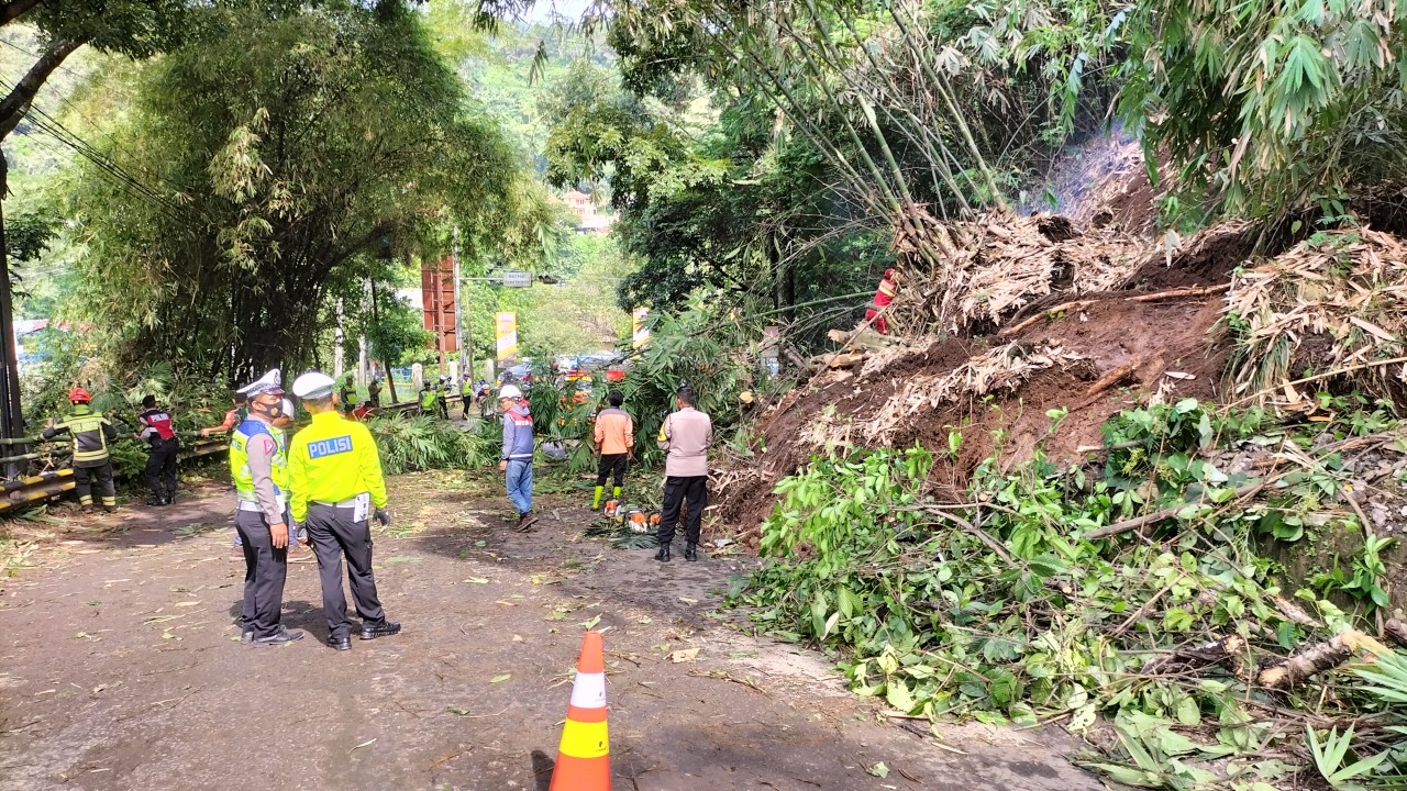 Jalur wisata Ciwidey Longsor.