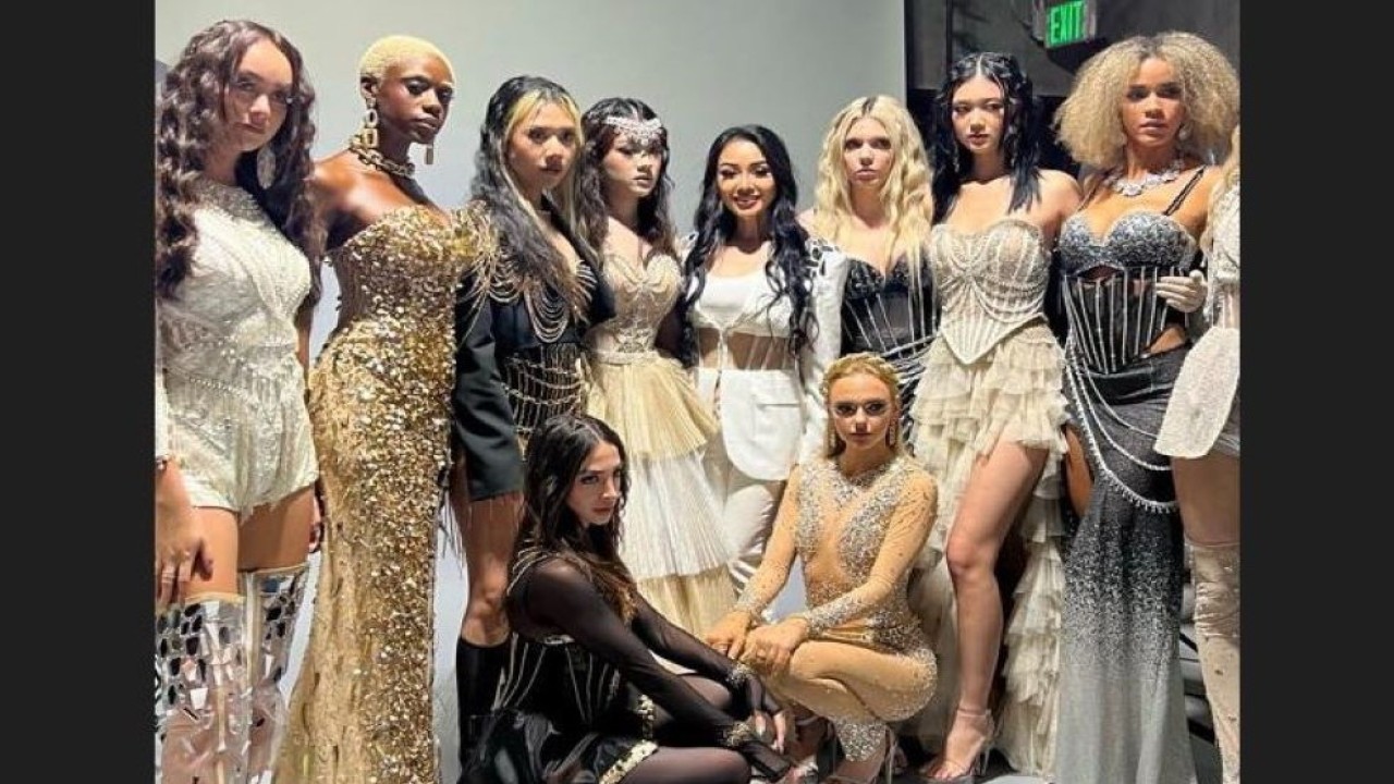 Keanekaragaman budaya dan model perhiasan Indonesia, menjadi salah satu inspirasi rancangan Diana M. Putri yang kaya dan glamor. (Istimewa/Kemenlu/KJRI Los Angeles)