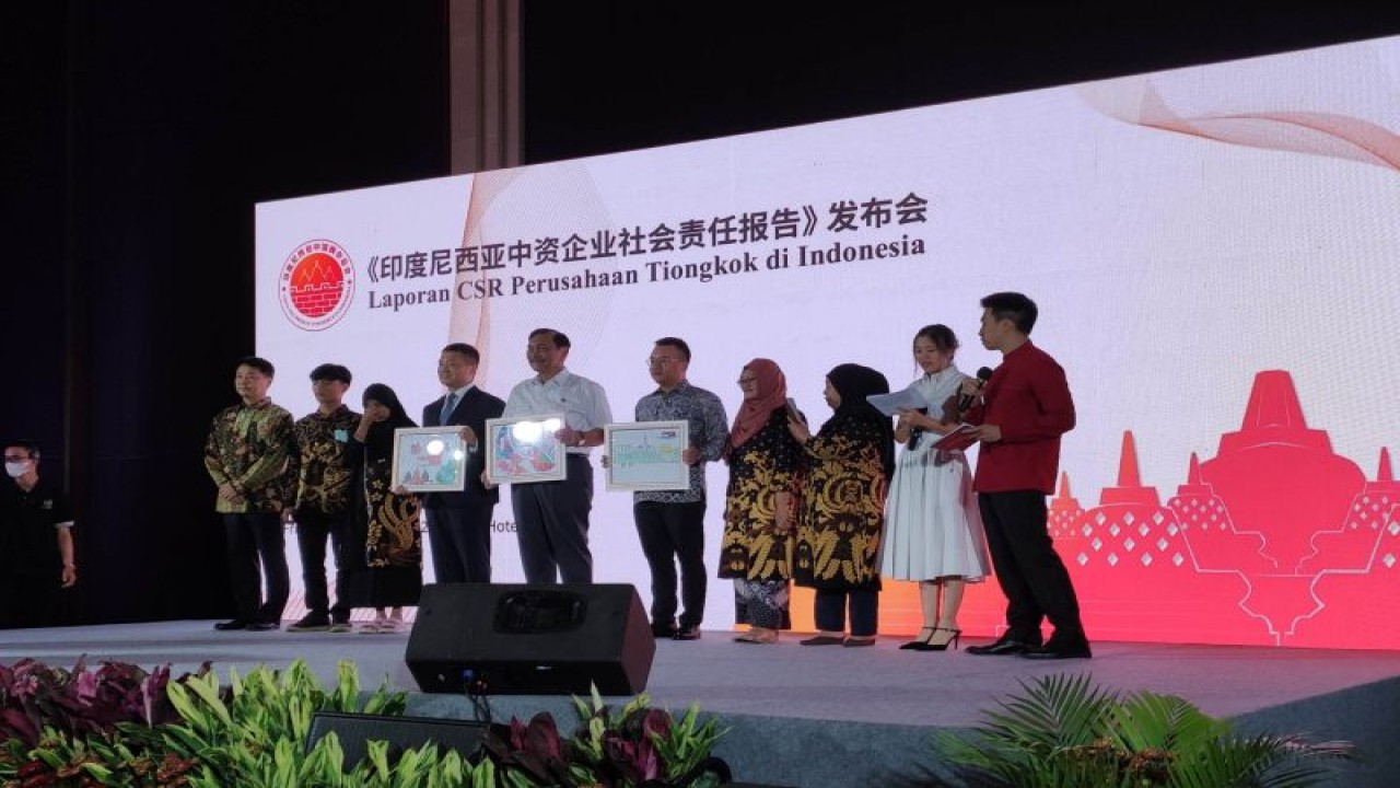 Menko Kemaritiman dan Investasi Luhut Binsar Pandjaitan dalam Peluncuran Laporan Kegiatan Tanggung Jawab Sosial (Corporate Social Responsibility/CSR) Perusahaan-perusahaan Tiongkok di Indonesia di Jakarta, Jumat (28/10/2022). (ANTARA/Ade Irma Junida)