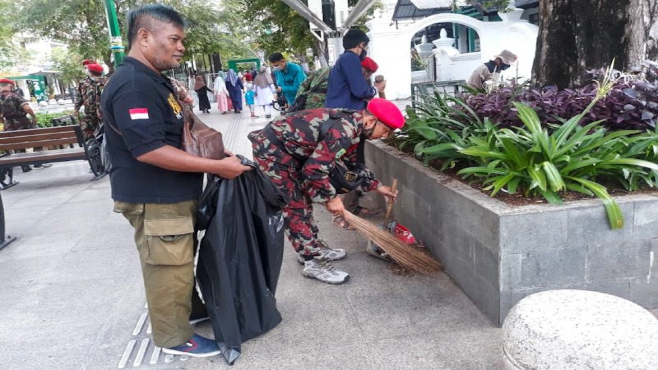Sejumlah anggota ormas di Kota Yogyakarta membersihkan kawasan Malioboro dalam kegiatan yang diberi nama Bakti Mas Jo, Minggu (16/10/2022) (ANTARA/HO-Badan Kesatuan Bangsa dan Politik Yogyakarta)