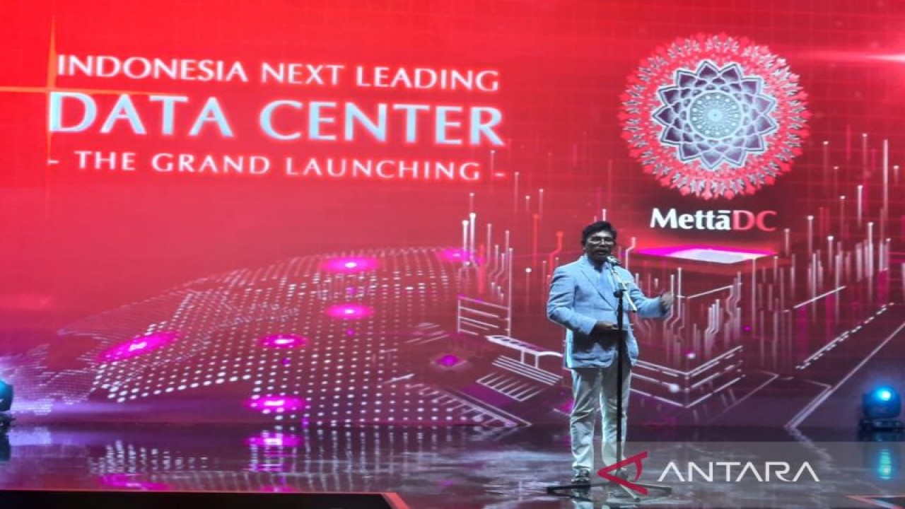 Menteri Komunikasi dan Informatika Johnny G. Plate saat menghadiri peluncuran pusat data dari MettaDC Teknologi Indonesia di Jakarta, Rabu (26/10/2022). (ANTARA/HO-MettaDC Teknologi Indonesia)