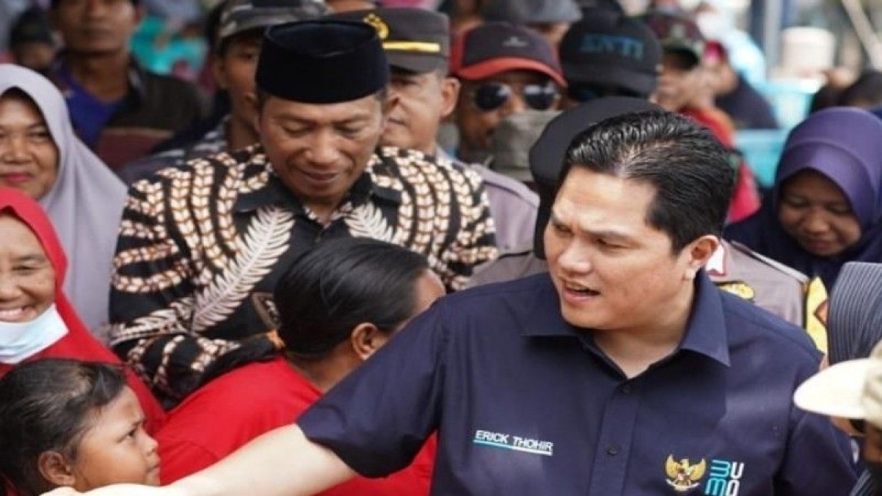 Menteri BUMN Erick Thohir menyapa warga nelayan di Tambak Loro, Semarang, Jawa Tengah. ANTARA/HO-Kementerian BUMN