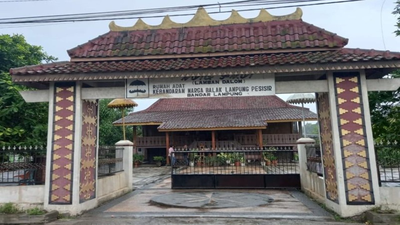 Lamban Dalom adalah rumah adat Kebandaran Marga Balak Lampung Pesisir  di Jalan Dr. Setia Budi Bandarlampung, yang dijadikan sebagai rumah keadilan restoratif. ANTARA/Damiri