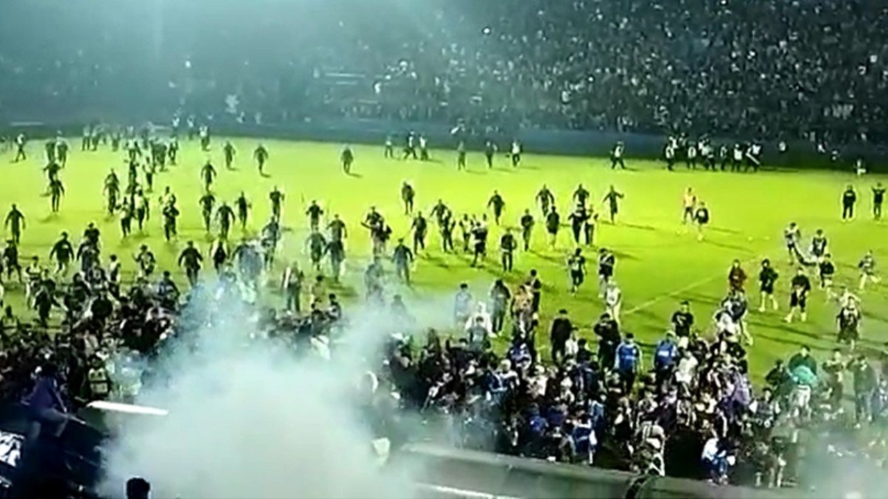 Para penonton di Stadion Kanjuruhan panik dan berlarian menghindari gas air mata/ist