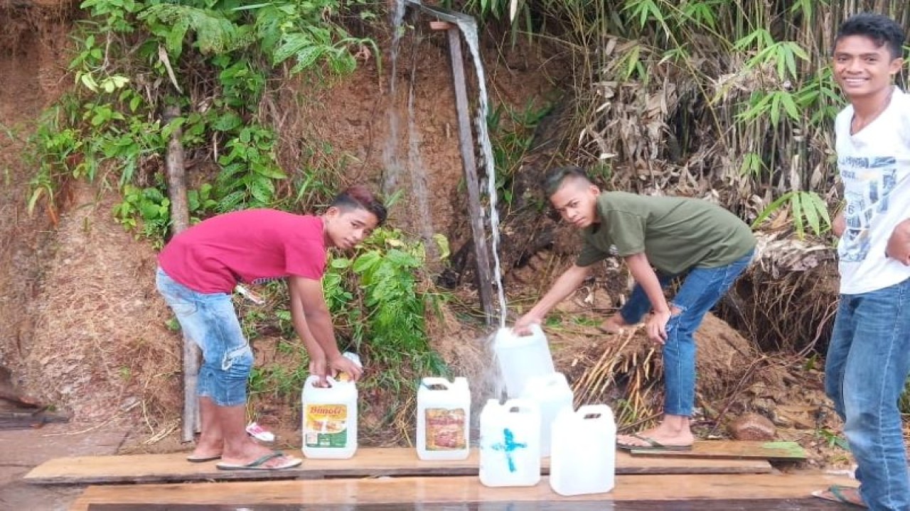 Ilustrasi - Kebutuhan air bersih masyarakat Kota Ternate, Maluku Utara, yang didistribusikan PDAM ke pelanggan terganggu. ANTARA/Abdul Fatah.