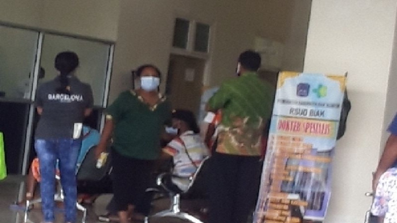 Sejumlah warga Biak sedang menunggu pengambilan obat di RSUD Biak. ANTARA/Muhsidin