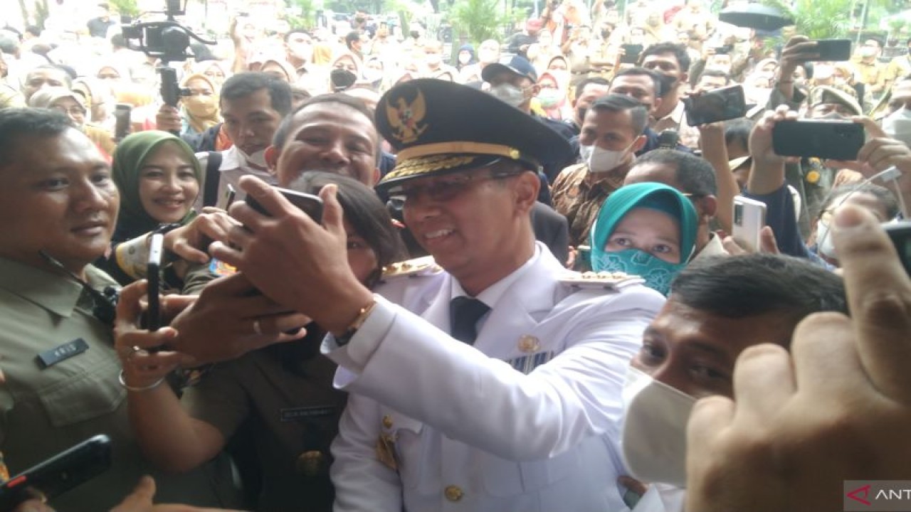 Penjabat Gubernur DKI Heru Budi Hartono melakukan swafoto dengan PNS yang menyambut kehadirannya di Balai Kota Jakarta, Senin (17/10/2022). ANTARA/Dewa Ketut Sudiarta Wiguna