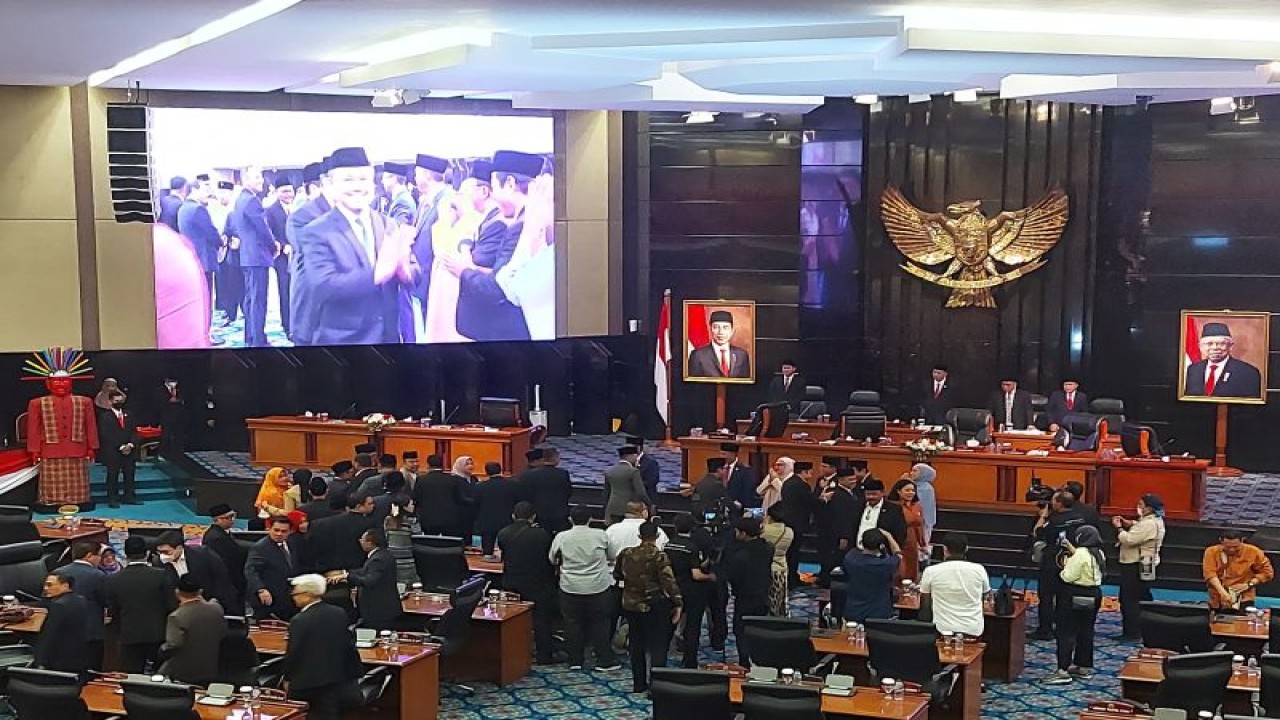 Suasana pemberian ucapan selamat dari anggota DPRD DKI Jakarta kepada penjabat Heru Budi Hartono di sela Rapat Paripurna tentang RDTR-PZ dan Raperda Disabilitas di Gedung DPRD DKI Jakarta, Senin (17/10/2022). (ANTARA/Ricky Prayoga)