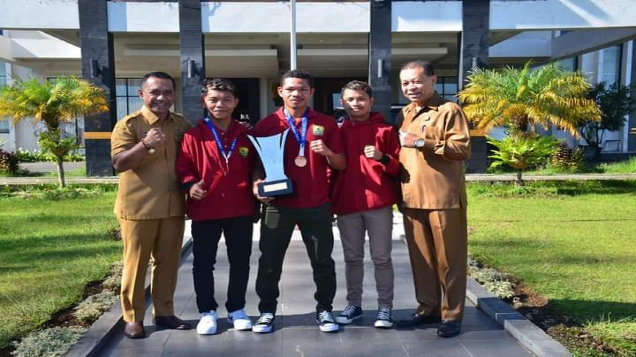 Bupati Manggarai, Heribertus G.L Nabit dan Wakil Bupati Heribertus Ngabut berpose bersama sejumlah pemain Persim di depan Kantor Bupati Manggarai. Foto (Prokopim Manggarai)