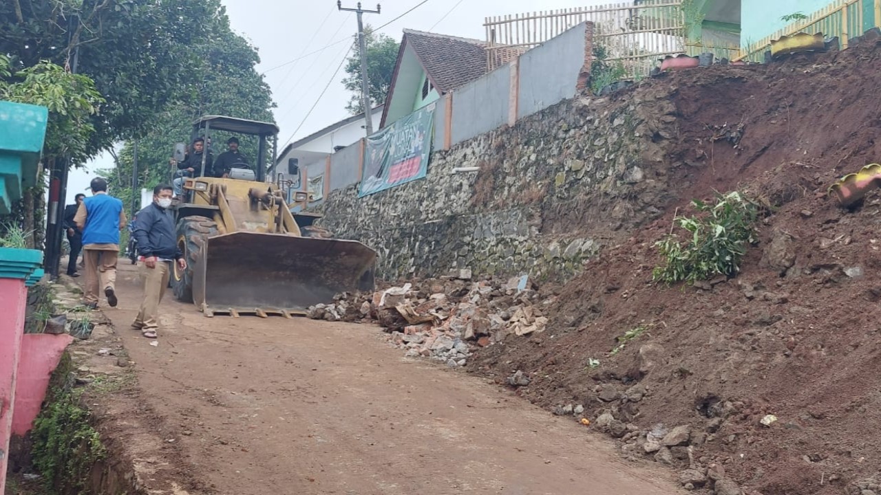 Petugas lakukan pembersihan di lokasi longsor