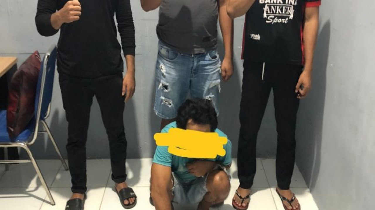 Pelaku pengedar Narkotika saat diamankan Polisi. Foto (Istimewa)