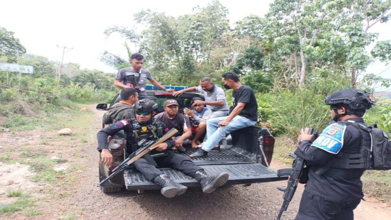 Polisi menetapkan 6 orang tersangka kasus pembakaran surat suara pilkades di Manggarai Barat. Foto (Istimewa)