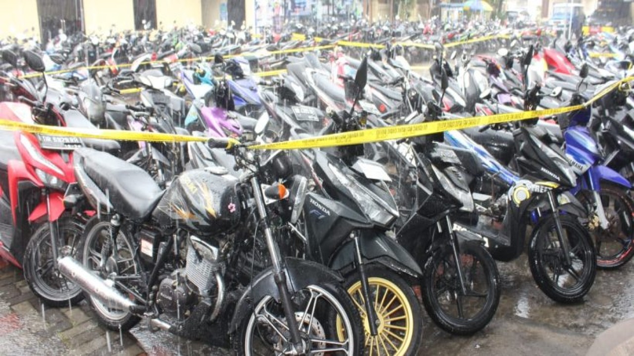 Ratusan sepeda motor yang terjaring operasi KRYD Polresta Mataram, Minggu (2/10/2022) dini hari. Foto (Istimewa)