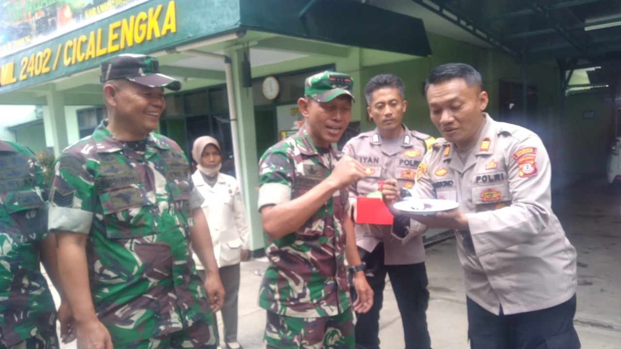 Kapolsek Cikancung memberikan kejutan kepada Danramil.