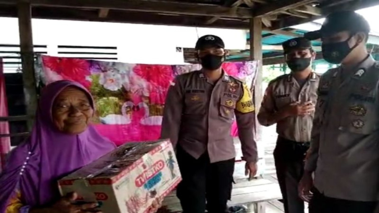Caption: Personel Polsek Suhaid menyerahkan bantuan sosial paket sembako untuk warga kurang mampu di Desa Medang Permai Kecamatan Suhaid, Kabupaten Kapuas Hulu Kalimantan Barat. ANTARA/HO-Humas Polres Kapuas Hulu. (Teofilusianto Timotius)