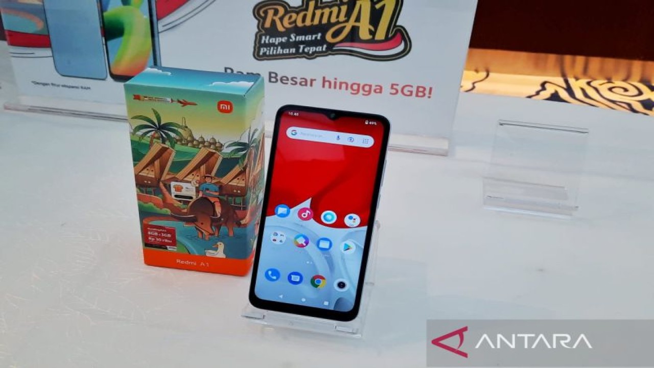 Ponsel Redmi A1 saat diluncurkan di Jakarta, Jumat (28/10/2022). ANTARA/Chairul Rohman