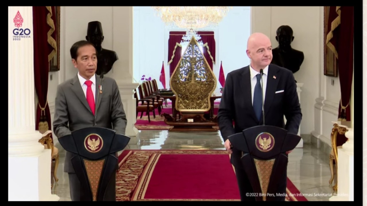Presiden Jokowi bersama Presiden FIFA Gianni Infantino