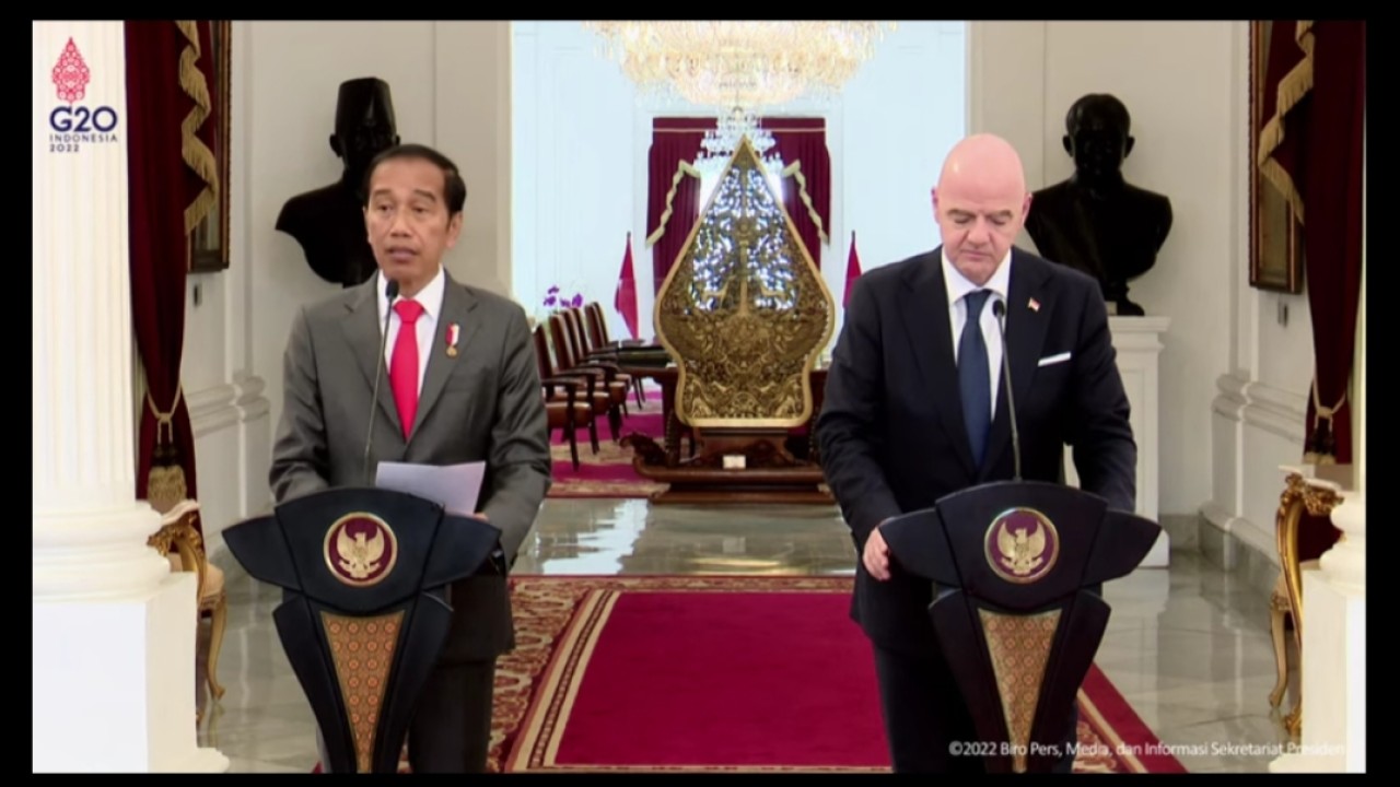 Presiden Jokowi bersama Presiden FIFA Gianni Infantino