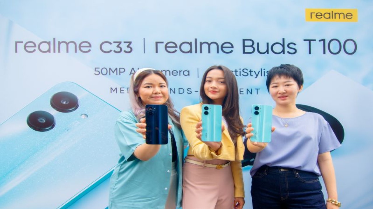 (Dari kiri ke kanan) PR Manager realme Indonesia Krisva Angnieszca, realme C33 Stylish Ambassador Megan Domani, dan Marketing Director of Southeast & South Asia realme Sherry Dong. (ANTARA/HO-realme)