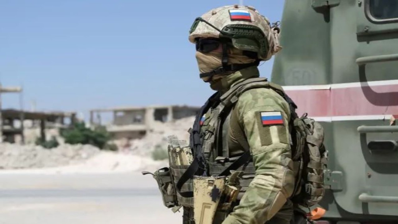 Seorang perwira polisi militer Rusia berdiri di dekat bangunan yang rusak di Deraa al Balaad, Suriah, 9 September 2021. (Reuters)