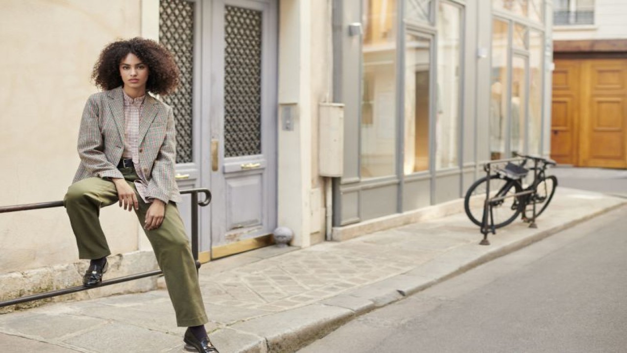 Salah satu tampilan dari koleksi Ines De La Fressange bersama Uniqlo untuk Fall/Winter 2022. (ANTARA/HO/Uniqlo Indonesia)