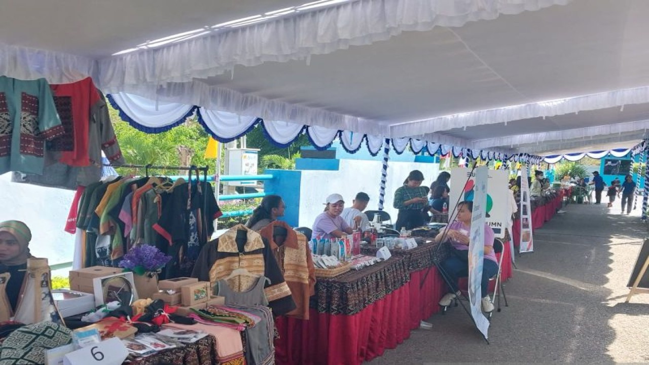 Sejumlah pelaku Usaha Mikro Kecil Menengah (UMKM) menyuguhkan produk dalam kegiatan bazar UMKM dalam rangka memperingati Hari Oeang ke-76 Republik Indonesia di Halaman Kantor Gedung Keuangan di Kota Kupang, NTT, Sabtu (29/10/2022). (ANTARA/Aloysius Lewokeda)