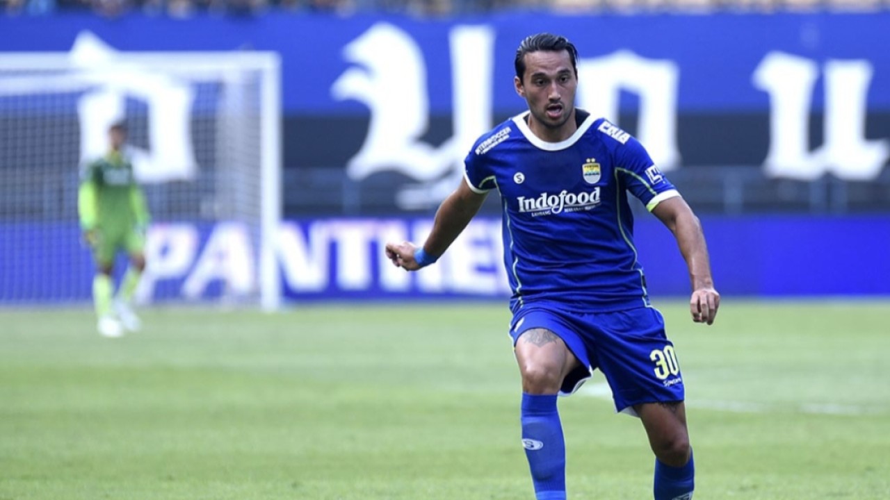 Striker Persib, Ezra Walian