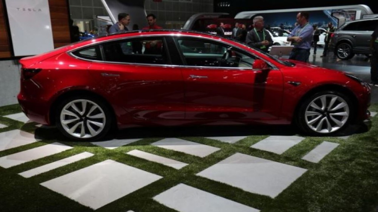 Tesla Model 3 dipamerkan di Los Angeles Auto Show di Los Angeles, California, AS, 30 November 2017. (Mike Blake/Reuters)