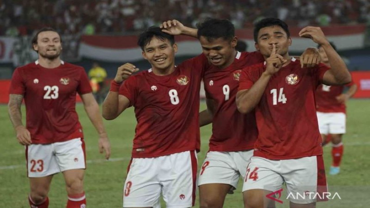 Pesepak bola Timnas Indonesia Asnawi Mangkualam (kanan) berselebrasi bersama rekan-rekannya usai membobol gawang Timnas Nepal pada laga terakhir Grup A Kualifikasi Piala Asia 2023 di Stadion Internasional Jaber Al Ahmad, Kuwait, Selasa (14/6/2022). Indonesia menang dengan skor 7-0 atas Nepal sekaligus memastikan diri lolos ke putaran final Piala Asia 2023 sebagai runner up terbaik. ANTARA FOTO/Humas PSSI/Handout/wsj