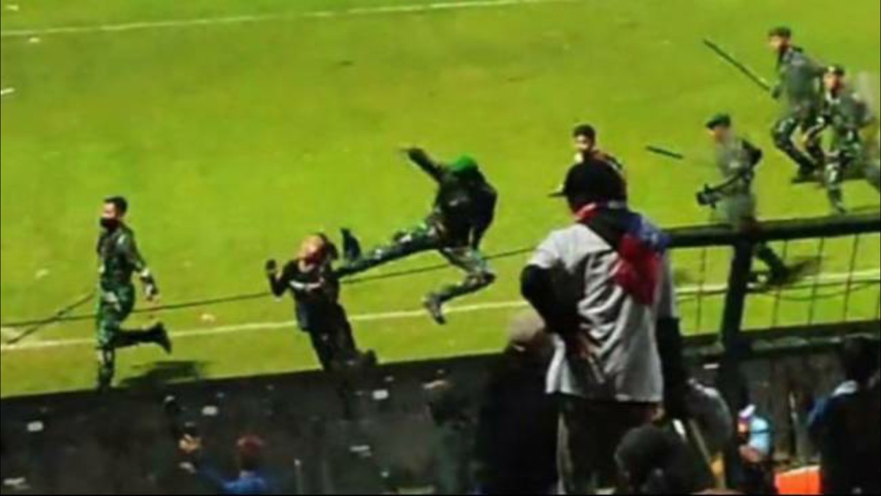 Anggota TNI tendang Aremania. (Net)