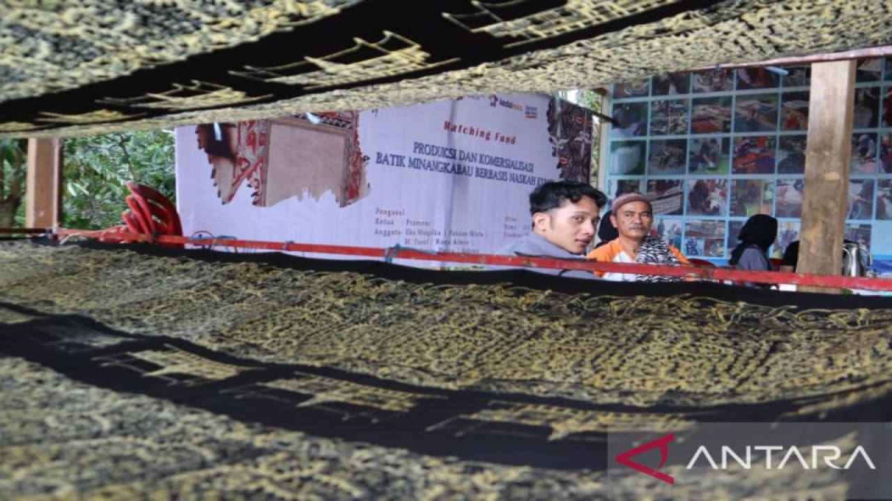 Iluminasi naskah kuno disulap menjadi motif batik unik yang mampu menembus New York Fashion Week 2019. (ANTARA/Dok Pramono)