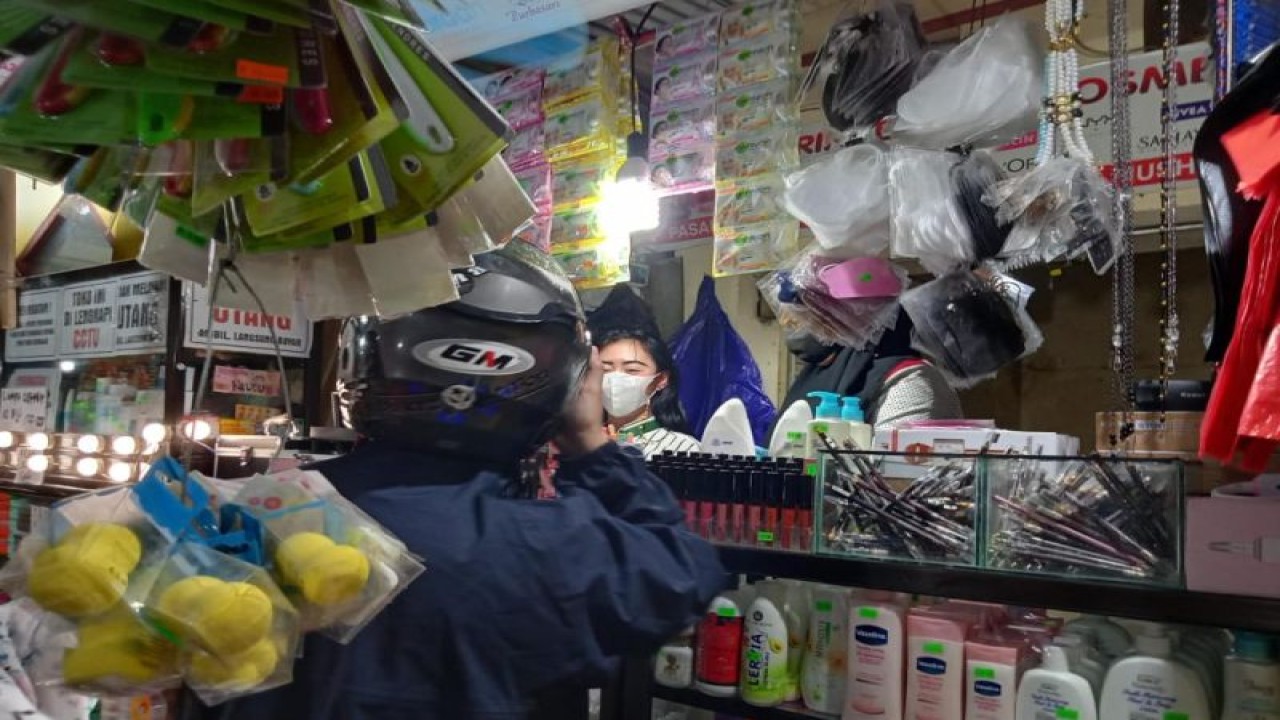 Ilustrasi usaha UMKM yang sudah menggunakan platform digital dalam pengembagan usaha di Makassar. Antara/Suriani Mappong.