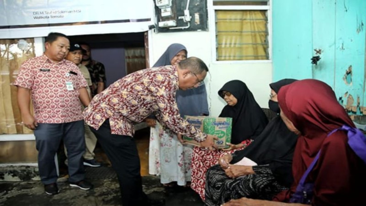 Wali Kota Ternate, Tauhid Soleman menyalurkan bantuan kepada 50 orang pelaku usaha warung Mama sebagai komitmen untuk mendukung pengembangan UMKM di Ternate (Abdul Fatah)