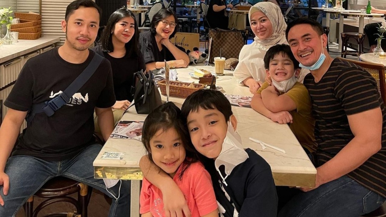 Zumi Zola bersama keluarga/Instagram