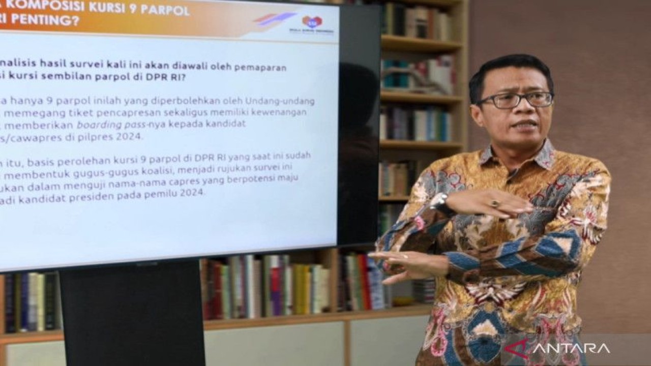 Direktur Eksekutif Skala Survei Indonesia (SSI) Abdul Hakim memaparkan hasil survei SSI di Jakarta, Jumat (18/11/2022). (ANTARA/Tri Meilani Ameliya)