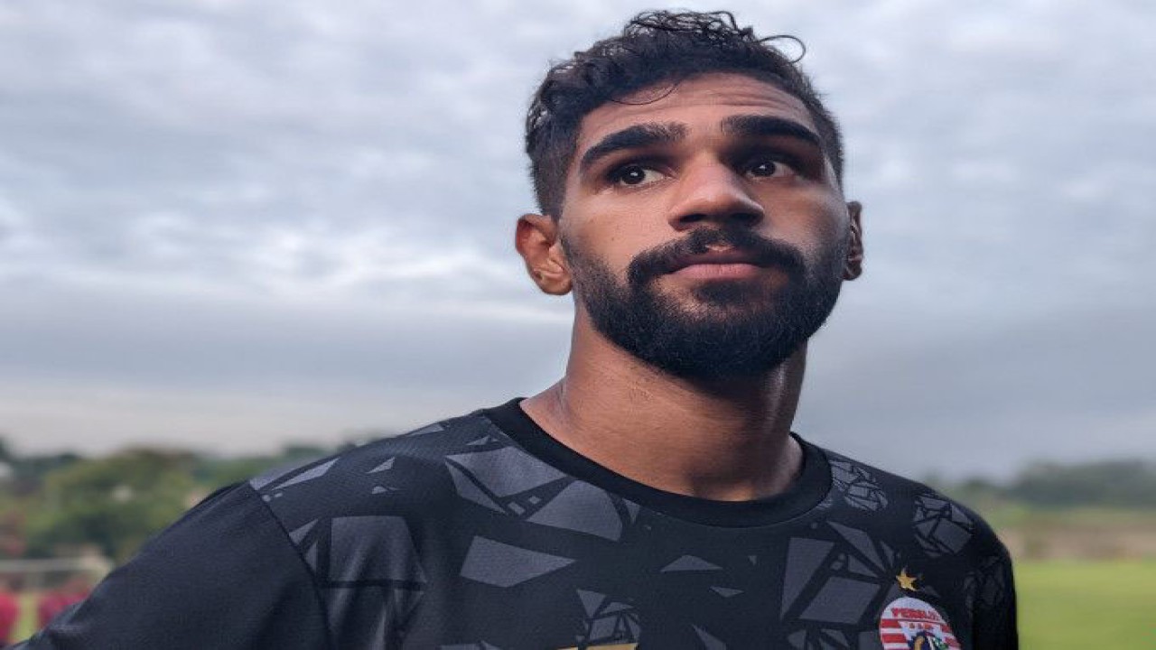 Penyerang Persija Abdulla Yusuf Helal memberikan pernyataan kepada media usai berlatih bersama timnya di Nirwana Park, Depok, Kamis (24/11/2022). (ANTARA/Michael Siahaan)