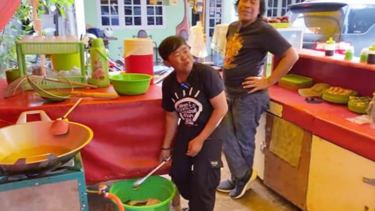 Adul bersama komeng di kedai pecel lele/net