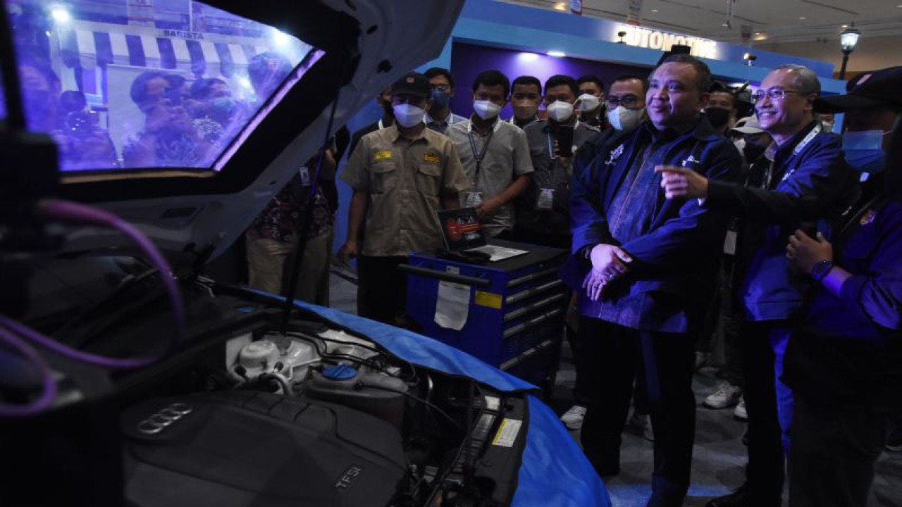 Arsip Foto. Wakil Menteri Ketenagakerjaan Afriansyah Noor (kedua kanan) saat meninjau stan pelatihan otomotif di Festival Pelatihan Vokasi dan Job Fair Nasional di Jakarta, Jumat (28/10/2022). (ANTARA FOTO/Indrianto Eko Suwarso/hp)