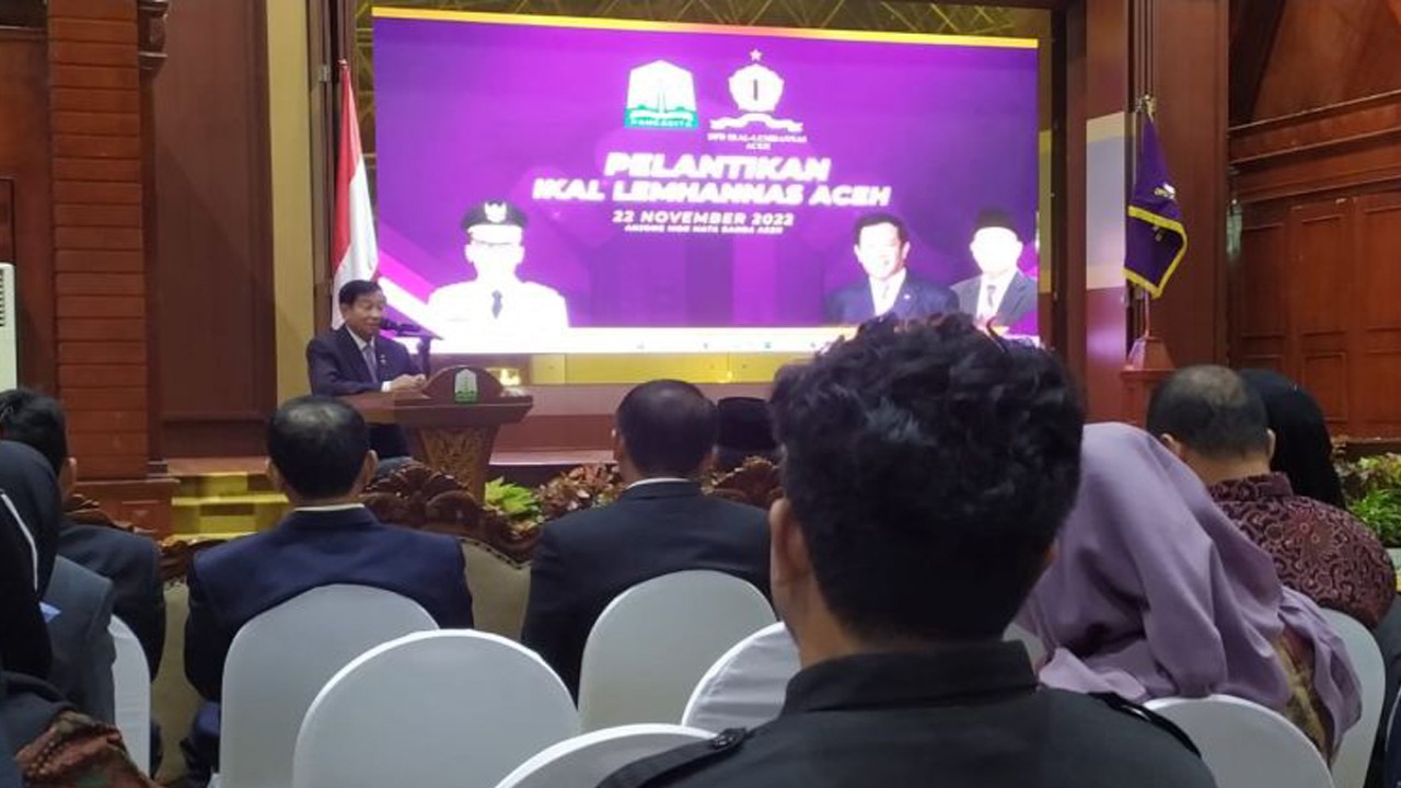 Ketua Korps Keluarga Alumni (IKAL) TNI Agum Gumelar Pusat Umum (purn) saat memberikan instruksi pada pengangkatan pengurus DPD IKAL Aceh, di Banda Aceh, Selasa malam (22/11/2022) ANTARA/Rahmat Fajri