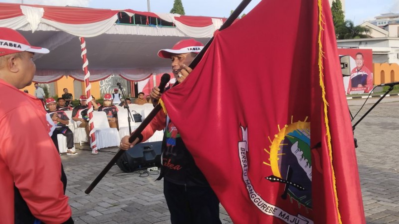 Penjabat Wali Kota Ambon Bodewin Wattimena menyerahkan pataka lambang Kota Ambon kepada Ketua KONI Kota Ambon Agus Ririmasse,saat apel pelepasan kontingan kota Ambon menuju Pekan Olahraga Provinsi Maluku, Selasa (15/11). ANTARA/Penina F Mayaut.