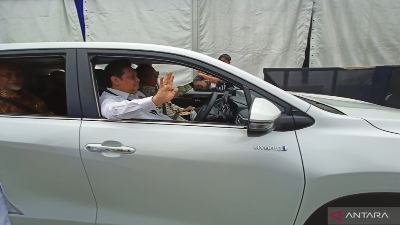 Menteri Koordinator Bidang Perekenomian Airlangga Hartarto mengendarai Toyota Kijang Innova Zenix Hybrid di pabrik perakitan Toyota Motor manufacturing Indonesia (TMMIN), Karawang, Jawa Barat, Senin (21/11/2022) (ANTARA/Fathur Rochman)